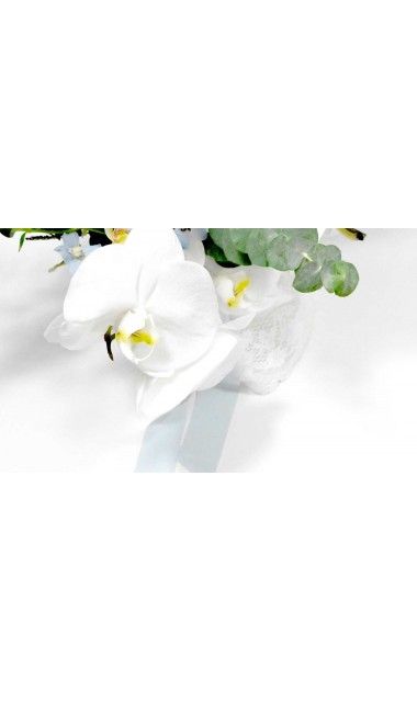 Decor cristelnita botez cu frezii si orhidee albe eucalipt si alte flori secundare 2